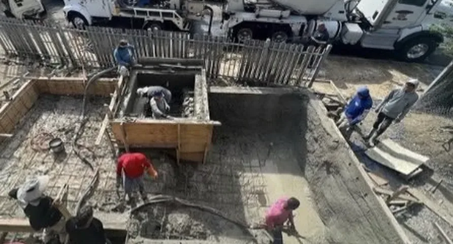 Cuadrilla trabajando en la estructura de la piscina durante el vaciado