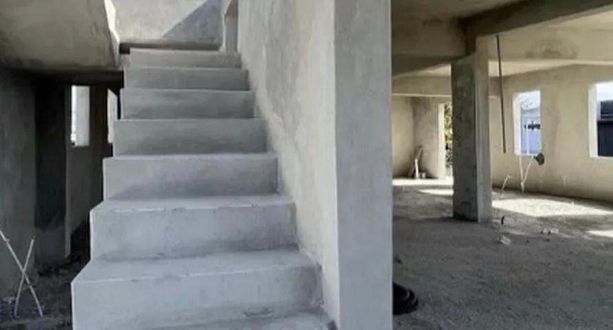 Escalera de concreto interior y columnas