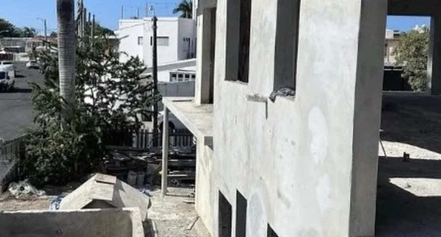 Edificio de varios niveles en obra gris visto desde la calle